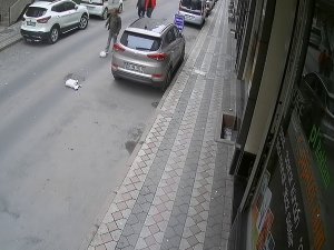 Sultangazi’de Akılalmaz Olay Kamerada: Çöp Poşetini Önce Fırlattı Sonra Tekmeleyerek Götürdü