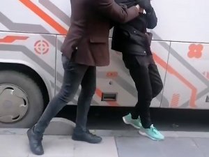 Esenyurt’ta Aküsünü Çalmaya Çalışan Hırsızı Önce Dövdü, Sonra Polise Teslim Etti