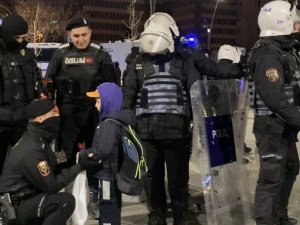Kartal’da Görev Başında Olan Polisler İle Çikolatasını Paylaşan Küçük Toprak, Yürekleri Isıttı