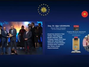 Etü’lü Akademisyen Ödülünü Cumhurbaşkanı Erdoğan’ın Elinden Aldı