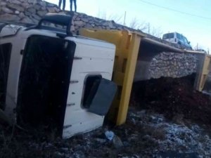 Hafriyat Kamyonu Bahçeye Düştü: 1 Yaralı