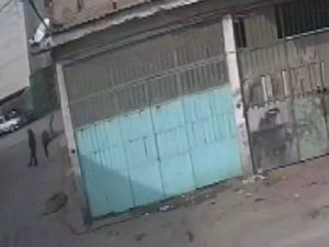 Çatıdan Düşen Esnaf Ölümden Döndü, O Anlar Kamerada