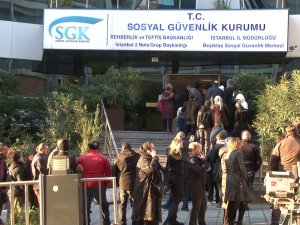 Beyoğlu’ndaki Sgk Binasında Eyt Yoğunluğu