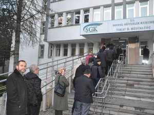 Eyt’liler Sgk Önünde Uzun Kuyruklar Oluşturdu