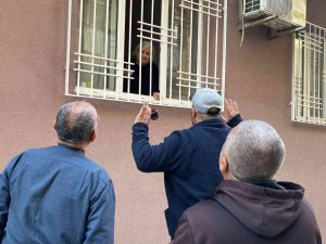 Dolandırıcıların Hedefi Olan Yaşlı Kadın, Polis Dahil Kimseye Kapıyı Açmadı
