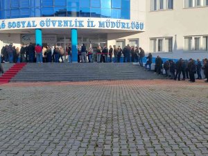 Eyt Kuyruğunda Bekleyen Vatandaş 6’lı Masayı Topa Tuttu