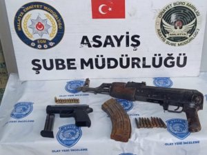 Şüphe Üzerine Durdurulan Araçta Kalaşnikof Çıktı