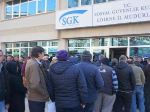 Haberi Duyan Sgk Binasına Koştu: Uzun Kuyruklar Oluştu