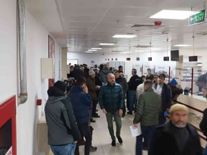 Sgk Binası Önünde Eyt Kuyruğu