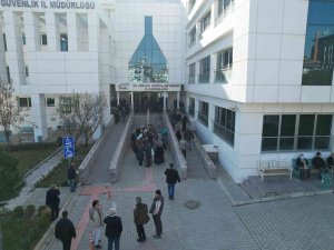 Eyt Bekleyenler Sgk Önünde Kuyruklar Oluşturdu