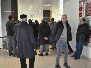 Kars’ta Sgk Binası’nda Eyt Yoğunluğu