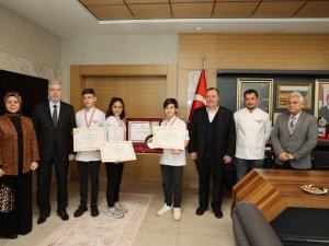 Altın Tavayı Kazanan Öğretmen Ve Öğrencilere Ödül