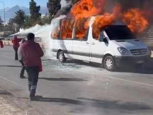 Antalya’da Servis Minibüsü Alevlere Teslim Oldu