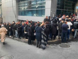 Sgk Binaları Önünde Eyt Kuyruğu