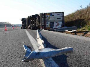 Kuzey Marmara’da Sebze Ve Meyve Yüklü Tır Devrildi