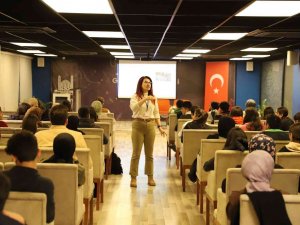 Diplomasi Akademisi 427 Öğrenci İle Eğitimlerine Devam Ediyor