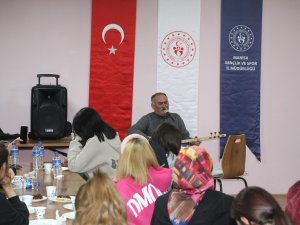 Kyk’lı Öğrenciler Mahalli Sanatçı Sami Dinç İle Coştu