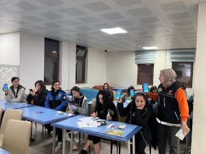 Tunceli’de Polis Ekipleri Vatandaş Ve Öğrencileri Bilgilendirdi