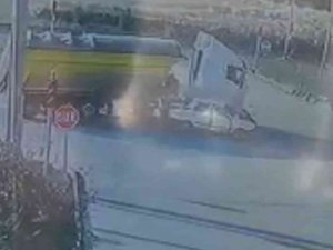Hafriyat Kamyonu Otomobili Hurdaya Çevirdi: 2 Kişinin Yaralandığı Kaza Anı Kamerada