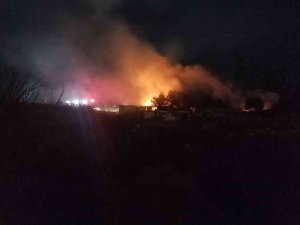 İ̇zmir’de Alevler Geceyi Aydınlattı: Barakalar Yangında Kullanılamaz Hale Geldi
