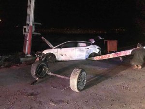 Viraja Hızlı Girince Kaza Yaptılar: 2 Yaralı