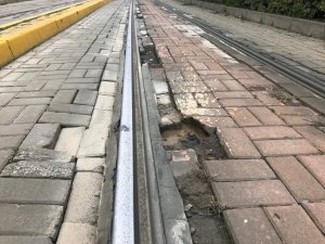 Bu Güzergâhta Bulunan Tramvay Yolunda Neredeyse Düzgün Taş Yok