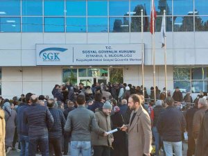 Küçükçekmece’de Eyt Yoğunluğu İkinci Gününde De Devam Ediyor