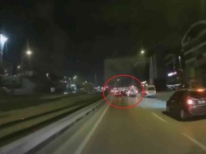 Bursa’da Kontrolden Çıkan Otomobil Servise Çarptı, O Anlar Kamerada