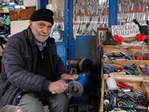 Tezgâhındaki Bıçaklar 5 Ayrı Bileme İşleminden Geçiyor