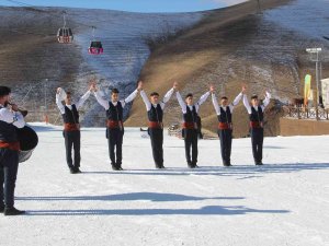 Palandöken’de Turistler Hem Kaydı Hem De Bar Ekibinin Gösterilerini İzledi