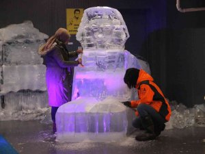 Buzu Yontarak Heykel Yapıyorlar