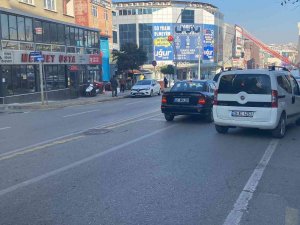 Scooterın Koluna Taktığı Poşet Yırtılınca Paraları Yola Saçıldı