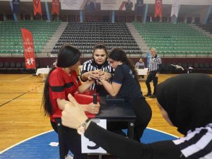 Denizli’de 194 Kadın Ve 200 Erkek Bilek Güreşinde Yarışıyor