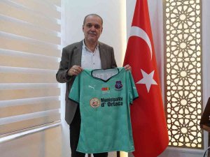Ortaca Belediye Başkanı Uzundemir’den Afrikalı Futbolculara Forma Hediyesi