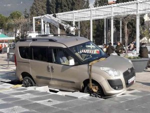 Araç Su Fıskiye Alanını Çökertti, Mahsur Kaldı