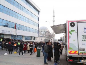 Küçükçekmece Belediyesi’nden Eyt İçin Bekleyenlere İkram