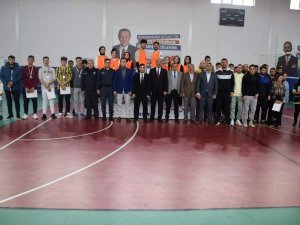 Tomarza Kaymakamlık Voleybol Turnuvası Sona Erdi