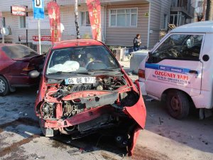 Kontrolden Çıkan Otomobil Park Halindeki 3 Araca Çarparak Durabildi