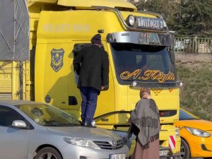 Maltepe’de Trajikomik Kaza: Önce Aracın Üzerine Çıktı Sonra Kavga Etti