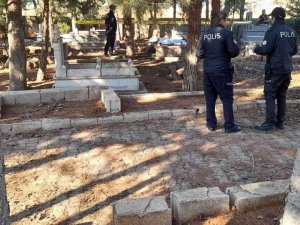Kardeşini Sokak Ortasında Vurdu, Annesinin Mezarında İntihar Etti