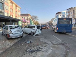Kayganlaşan Yol 2 Belediye Otobüsünün Art Arda Kazasına Sebep Oldu