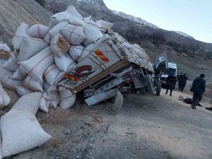Adıyaman’da Saman Yüklü Kamyon Devrildi: 1 Ölü