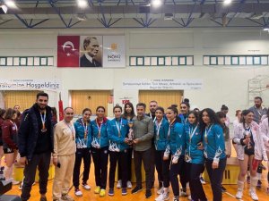 Dicle Üniversitesi Kadın Voleybol Takımı Namağlup Şampiyon