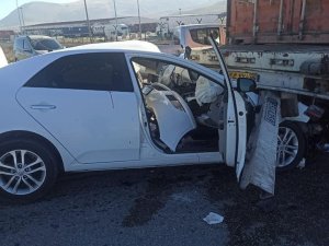 Ağrı’da Otomobil Tırla Çarpıştı; 2 Yaralı