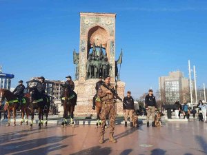 Taksim’de Yılbaşı Öncesi Devriye Gezen Atlı Polislere Büyük İlgi