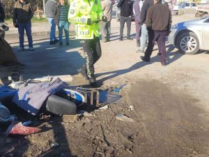 Motosiklet İle Otomobil Çarpıştı:1 Yaralı