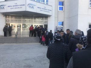 Uşak’ta Sgk Önünde Metrelerce Eyt Kuyruğu Oluştu