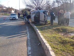 Hafif Ticari Araç Refüje Çarpıp Yan Yattı: 3 Yaralı