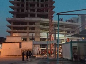 İ̇zmir’in Bornova İlçesinde Bir Otel İnşaatındaki Kule Vincin Bir Kısmı Devrildi. Kazada Ölü Ve Yaralıların Olduğu Belirtilirken, Olay Yerine Çok Sayıda Ekip Sevk Edildi.