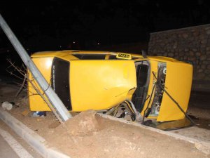Elazığ’da Aydınlatma Direğine Çarpan Otomobil Yan Yattı: 3 Yaralı